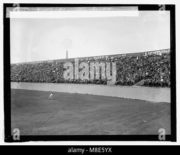 Ein historisches Foto, das die Menschenmassen während der World Series am 24. Oktober auf den Tribünen im Baseball Park in Washington festgehalten hat. Das Bild zeigt die Spannung und den Umfang der Veranstaltung, in der Fans versammelt sind, um das Spiel in diesem legendären Baseball-Veranstaltungsort zu sehen. Stockfoto
