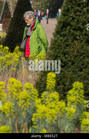 Ein Mann genießt das warme Wetter in Kew Gardens, Richmond, London, vor viel der BRITISCHEN eingestellt ist Kälte und Schnee über das Wochenende zu erleben. Stockfoto