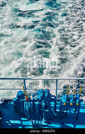 Weißer Schaumstoff auf der Meeresoberfläche hinter einem sich bewegenden Schiff von oben Stockfoto