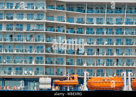 Cruise Liner-Fenster als Hintergrund. Seitenansicht des Kreuzfahrtschiffs. Abstrakter Hintergrund Stockfoto