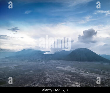 Wolken aus Rauch aus Krater des Mount Bromo und vorbeiziehen, Tengger Semeru National Park, Ostjava, Indonesien. Landschaft mit ausbrechenden Vulkan Stockfoto