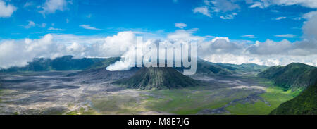 Wolken aus Rauch aus Krater des Mount Bromo und vorbeiziehen, Tengger Semeru National Park, Ostjava, Indonesien. Landschaft mit ausbrechenden Vulkan Stockfoto