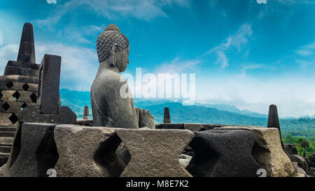 Beeindruckende Statue von Buddha im Stupa sitzen und den Blick auf die traumhafte Landschaft an Candi Borobudur, Tempel in Magelang, Central Java, Indones Stockfoto