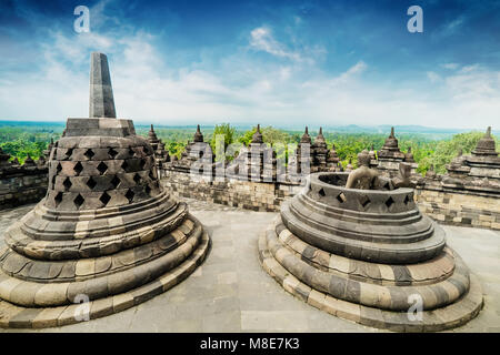 Tolle Aussicht auf Stein Stupas am alten Borobudur buddhistischen Tempel gegen schöne Landschaft im Hintergrund. Große religiöse Architektur. Magelang, C Stockfoto