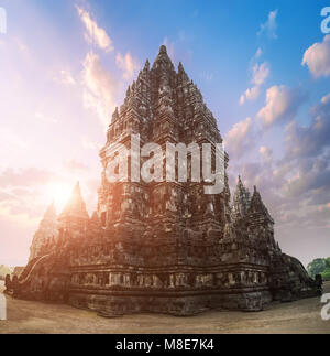 Schöne Gebäude des alten Prambanan oder Rara Jonggrang Hindu Tempel Komplex gegen die strahlende Morgensonne auf Hintergrund. Java, Indonesien. Erstaunlich, zu Stockfoto