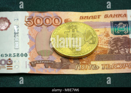 Fünf tausend Russische Rubel und bitcoin Stockfoto