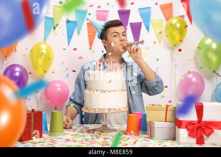 Teenager Blasen einer Partei Horn und seinen Geburtstag feiern. Stockfoto