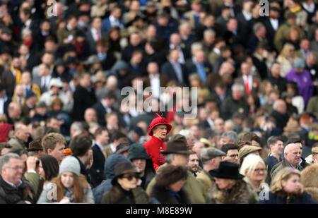 Rennen goers beobachten Sie die Aktion beim Gold Cup Tag der Cheltenham Festival 2018 in Cheltenham Racecourse. Stockfoto