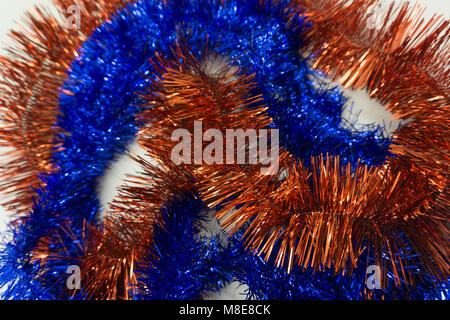 Weihnachten oder Neujahr blau und rot Lametta, abstrakte festlichen Hintergrund Stockfoto