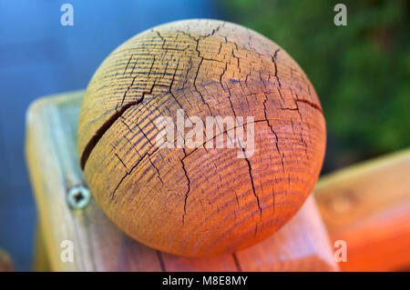 Der Ball ist aus Massivholz, gebrochene Holz Raupe, runde Spitze Treppe Geländer, Kugel mit einem Knacken von Holz Stockfoto