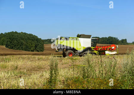 Zwei landwirtschaftlichen Maschinen arbeiten im Bereich, landwirtschaftliche Flächen, Ain Erntemaschinen im Bereich betreiben, Stockfoto