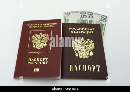Russische Pässe mit Bargeld Dollar Stockfoto