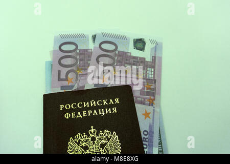 500 Euro Geld und Pass Stockfoto