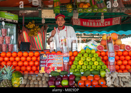Anbieter verkauft frisch gepressten Saft an einem der vielen Stände in Jemaa el-Fna in Marrakesch, Marokko. Stockfoto