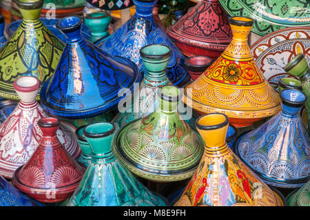 Dekorative Keramik Tajine auf Anzeige in einer Töpferei Shop in den Souks gerade weg vom Platz Jemaa el-Fna in Marrakesch, Marokko. Stockfoto