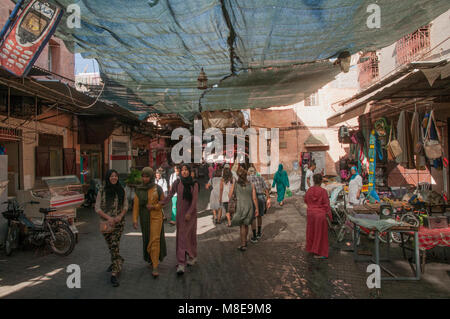 Business as usual ein Morgen im Bab Doukkala Markt in den Souks der Medina in Marrakesch, Marokko. Stockfoto