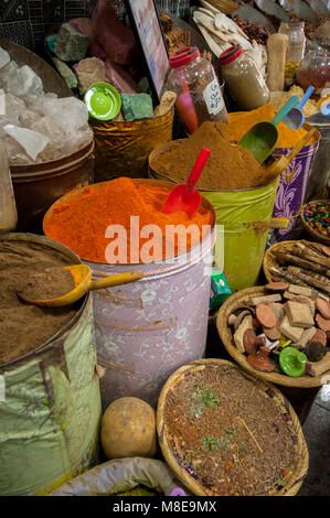 Gewürze, Kräuter und Mineralien auf Anzeige in einem Spice Shop in Marrakesch, Marokko. Stockfoto