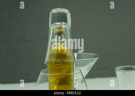Ein Glas Whiskey starrte aus dem Fenster, Stockfoto
