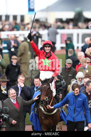 Jockey Harry Cobden an Bord Kilbricken Sturm feiert den Gewinn der Albert Bartlett Novizen' Hürde beim Gold Cup Tag der Cheltenham Festival 2018 in Cheltenham Racecourse. Stockfoto