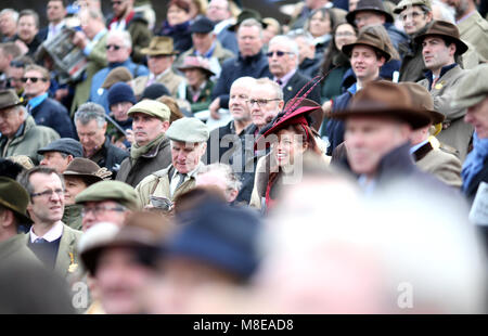 Rennen goers sehen Sie die Aktion aus dem steht beim Gold Cup Tag der Cheltenham Festival 2018 in Cheltenham Racecourse. Stockfoto