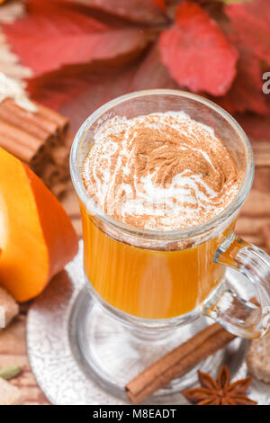 Pumpkin Spice latte Smoothie mit Schlagsahne und Zimt in Glas Schale auf Holz- Hintergrund. Traditionelle Herbst heiß oder kalt trinken. Country Style Stockfoto