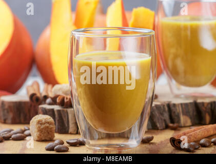 Kürbis Latte oder Cocktail (Smoothie) mit Gewürzen - Zimt, Anis, Kaffee. Heiß oder kalt trinken fallen. Selektiver Fokus Stockfoto