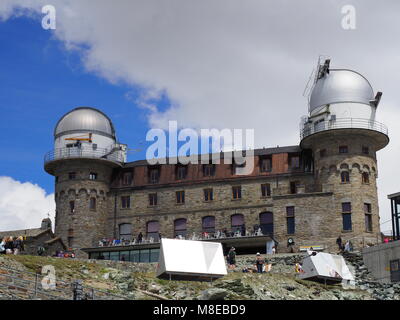 GORNERGRAT, SCHWEIZ EUROPA JULI 2017: Kulm Hotel und Sternwarte auf 3.120 Meter über dem Meeresspiegel mit bewölkt blauer Himmel in warmen Sommertag. Stockfoto
