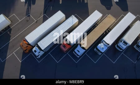 Antenne Blick von Oben auf die Weiße Semi Truck mit Cargo Trailer Parkplatz mit anderen Trucks auf speziellen Parkplatz. Stockfoto