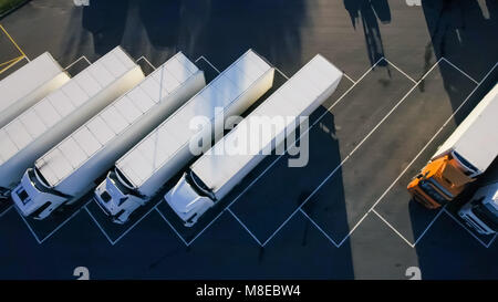 Antenne Blick von Oben auf die Weiße Semi Truck mit Cargo Trailer Parkplatz mit anderen Trucks auf speziellen Parkplatz. Stockfoto