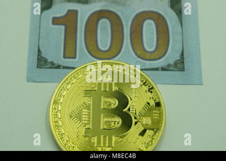 Golden Bitcoins auf US-Dollar. Elektronisches Geld Exchange Konzept, Stockfoto
