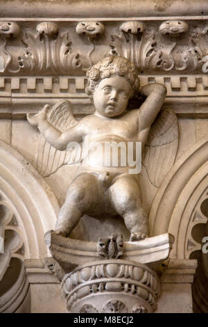 Stein Skulptur der Engel an der Wand der neuen Kapelle in Trogir Kathedrale von Saint Lawrence Stockfoto