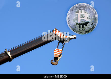 Bitcoin mit den Wert erhöhen, weiß steigende Pfeil und Candlestick-Graphen dargestellt. Copyspace für Text Stockfoto