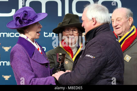 Die Princess Royal präsentiert die Timico Cheltenham Gold Cup zu gewinnen Trainer Colin Tizzard während Gold Cup Tag der Cheltenham Festival 2018 in Cheltenham Racecourse. Stockfoto