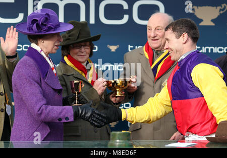 Die Princess Royal präsentiert die Timico Cheltenham Gold Cup zu gewinnen Jockey Richard Johnson bei Gold Cup Tag der Cheltenham Festival 2018 in Cheltenham Racecourse. Stockfoto