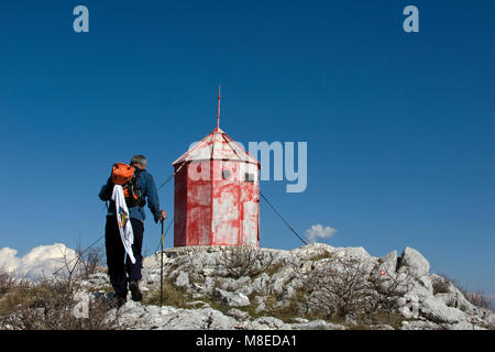 Mann, der an der Spitze des Berges Mosor in Kroatien Stockfoto
