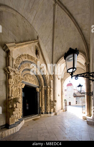 Radovan Portal ist das Hauptportal der Kathedrale von St Lawrence von Radovan im Jahre 1240 getan. Trogir, Kroatien Stockfoto