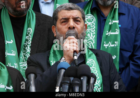 Gaza, Gazastreifen, palästinensischen Gebiet. 16 Mär, 2018. Ahmed Abu Halabiya, Vorsitzender der Jerusalem Ausschuss in den Palästinensischen Gesetzgebenden Rat und Mitglied des Palästinensischen Legislativrates für die Hamas spricht während eines Protestes gegen den Beschluss der Vereinigten Staaten Jerusalem als Hauptstadt von Israel, in Gaza Stadt am 16. März 2018 zu erkennen. 100 Tage nach der Ankündigung, die Entscheidung des Trump weiterhin Schlagzeilen zu beherrschen, da das Schicksal des palästinensischen Volkes in der Bilanz Kredit hängt: Mahmoud Ajour/APA-Images/ZUMA Draht/Alamy leben Nachrichten Stockfoto
