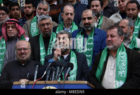 Gaza, Gazastreifen, palästinensischen Gebiet. 16 Mär, 2018. Ahmed Abu Halabiya, Vorsitzender der Jerusalem Ausschuss in den Palästinensischen Gesetzgebenden Rat und Mitglied des Palästinensischen Legislativrates für die Hamas spricht während eines Protestes gegen den Beschluss der Vereinigten Staaten Jerusalem als Hauptstadt von Israel, in Gaza Stadt am 16. März 2018 zu erkennen. 100 Tage nach der Ankündigung, die Entscheidung des Trump weiterhin Schlagzeilen zu beherrschen, da das Schicksal des palästinensischen Volkes in der Bilanz Kredit hängt: Mahmoud Ajour/APA-Images/ZUMA Draht/Alamy leben Nachrichten Stockfoto