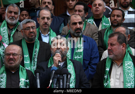 Gaza, Gazastreifen, palästinensischen Gebiet. 16 Mär, 2018. Ahmed Abu Halabiya, Vorsitzender der Jerusalem Ausschuss in den Palästinensischen Gesetzgebenden Rat und Mitglied des Palästinensischen Legislativrates für die Hamas spricht während eines Protestes gegen den Beschluss der Vereinigten Staaten Jerusalem als Hauptstadt von Israel, in Gaza Stadt am 16. März 2018 zu erkennen. 100 Tage nach der Ankündigung, die Entscheidung des Trump weiterhin Schlagzeilen zu beherrschen, da das Schicksal des palästinensischen Volkes in der Bilanz Kredit hängt: Mahmoud Ajour/APA-Images/ZUMA Draht/Alamy leben Nachrichten Stockfoto