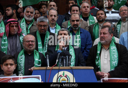Gaza, Gazastreifen, palästinensischen Gebiet. 16 Mär, 2018. Ahmed Abu Halabiya, Vorsitzender der Jerusalem Ausschuss in den Palästinensischen Gesetzgebenden Rat und Mitglied des Palästinensischen Legislativrates für die Hamas spricht während eines Protestes gegen den Beschluss der Vereinigten Staaten Jerusalem als Hauptstadt von Israel, in Gaza Stadt am 16. März 2018 zu erkennen. 100 Tage nach der Ankündigung, die Entscheidung des Trump weiterhin Schlagzeilen zu beherrschen, da das Schicksal des palästinensischen Volkes in der Bilanz Kredit hängt: Mahmoud Ajour/APA-Images/ZUMA Draht/Alamy leben Nachrichten Stockfoto