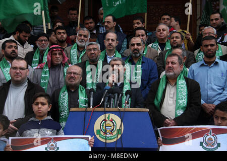 Gaza, Gazastreifen, palästinensischen Gebiet. 16 Mär, 2018. Ahmed Abu Halabiya, Vorsitzender der Jerusalem Ausschuss in den Palästinensischen Gesetzgebenden Rat und Mitglied des Palästinensischen Legislativrates für die Hamas spricht während eines Protestes gegen den Beschluss der Vereinigten Staaten Jerusalem als Hauptstadt von Israel, in Gaza Stadt am 16. März 2018 zu erkennen. 100 Tage nach der Ankündigung, die Entscheidung des Trump weiterhin Schlagzeilen zu beherrschen, da das Schicksal des palästinensischen Volkes in der Bilanz Kredit hängt: Mahmoud Ajour/APA-Images/ZUMA Draht/Alamy leben Nachrichten Stockfoto