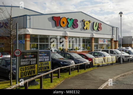 Chester, UK. 16. März 2018. Der Toys R Us Schließung Verkauf weiterhin im Store auf alten Dichtungen Weg am Stadtrand von Chester. Credit: Andrew Paterson/Alamy leben Nachrichten Stockfoto