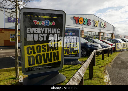 Chester, UK. 16. März 2018. Der Toys R Us Schließung Verkauf weiterhin im Store auf alten Dichtungen Weg am Stadtrand von Chester. Credit: Andrew Paterson/Alamy leben Nachrichten Stockfoto