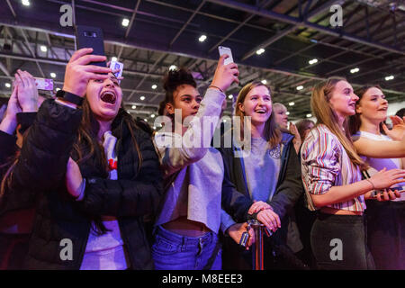 ExCel, London, 16. März 2018. Hundert neugierige Jugendliche schreien im Aston Merrygold's Performance. Es verschieben, Großbritannien der größte und Tanzveranstaltung, feiert alle Formen von Tanz und Performing Arts mit Messeständen, Workshops und Aufführungen. Bewegen Sie bringt Fachleute, Pädagogen, Tanzbegeisterte und berühmte Künstler aus der ganzen Welt. Credit: Imageplotter Nachrichten und Sport/Alamy leben Nachrichten Stockfoto