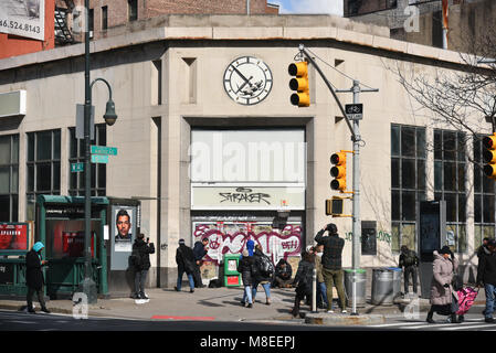 New York, USA. 16. März, 2018. Der Street Artist Banksy neueste Arbeit ist ein Bild von einer Ratte innerhalb einer Uhr wie ein Hamster auf eine übung Rad läuft am 16. März 2018 in New York. Credit: Erik Pendzich/Alamy leben Nachrichten Stockfoto