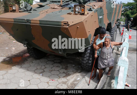 Rio de Janeiro, Brasilien 16 März, 2018 Bewohner der Elendsviertel Viradouro Kreuze vor der brasilianischen Armee Soldaten und Fahrzeugen Patrouillen in den Slums. Credit: Antonio Di Paola/Alamy leben Nachrichten Stockfoto