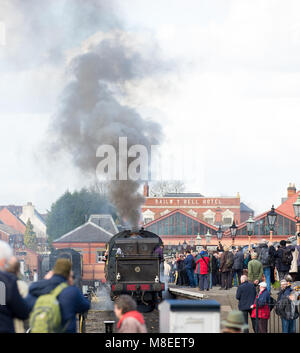 Kidderminster, Großbritannien. 16. März, 2018. Severn Valley Rail sportbegeisterten Aufnehmen von Bildern und Reisen auf dem Erbe Bahnstrecke, die läuft von Kidderminster, Bridgnorth, Beginn der Severn Valley Railway Feder Dampf Gala Kennzeichnung. Mit Sonnenschein im Überfluss, viele Menschen in ihrer Leidenschaft für Oldtimer hingeben, haltbar gemacht, Großbritannien Dampfloks. Quelle: Lee Hudson/Alamy leben Nachrichten Stockfoto