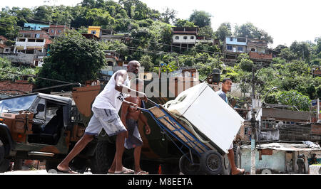 Rio de Janeiro, Brasilien 16 März, 2018 Bewohner der Elendsviertel Viradouro Kreuze vor der brasilianischen Armee Soldaten und Fahrzeugen Patrouillen in den Slums. Credit: Antonio Di Paola/Alamy leben Nachrichten Stockfoto