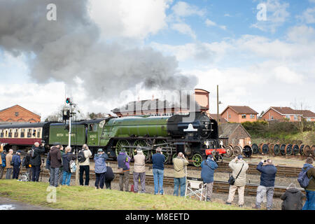 Kidderminster, Großbritannien. 16. März, 2018. Severn Valley Rail sportbegeisterten Aufnehmen von Bildern und Reisen auf dem Dampf rail line von Kidderminster, Bridgnorth, Beginn der Severn Valley Railway Feder Dampf Gala Kennzeichnung. Mit Sonnenschein im Überfluss, viele Menschen sind in einer Zeit, in der Reisen auf Lokomotiven wie der Tornado und König Edward II extravagant zu sein schien. Quelle: Lee Hudson/Alamy leben Nachrichten Stockfoto