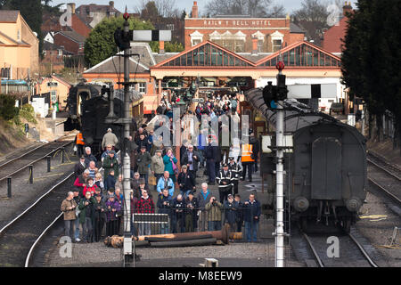 Kidderminster, Großbritannien. März 2018. Severn Valley Rail Liebhaber machen gerne Fotos und fahren auf der Dampfeisenbahn, die von Kidderminster nach Bridgnorth führt und den Beginn der Severn Valley Railway Spring Steam Gala markiert. Bei Sonnenschein im Überfluss gönnen sich viele Menschen ihre Leidenschaft für alte britische Dampfzüge. Credit: Lee Hudson/Alamy Live News Stockfoto